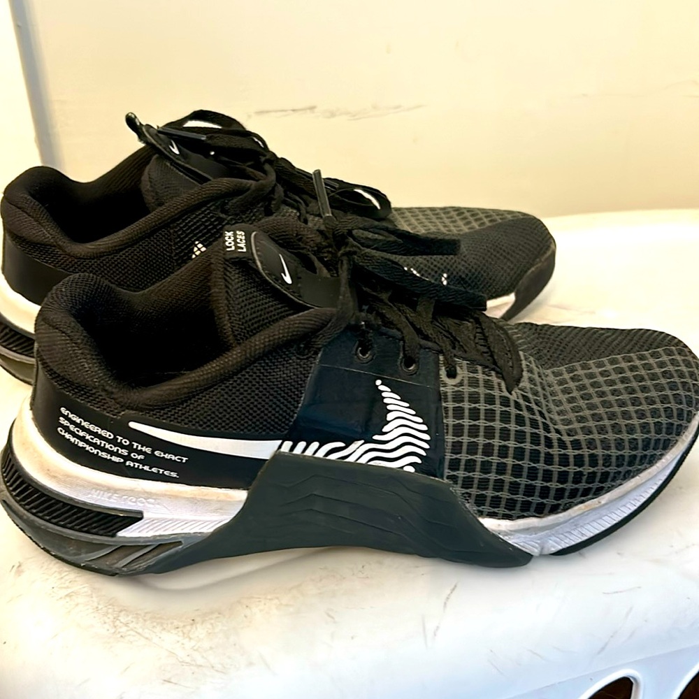 Women’s size 8.5 Nike MetCon. Lightly used. Never worn outside.